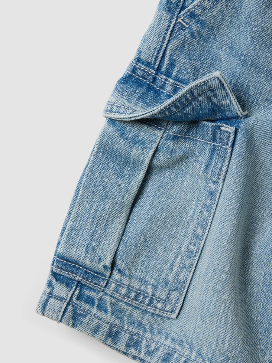 Light blue denim cargo shorts in pure cotton_3