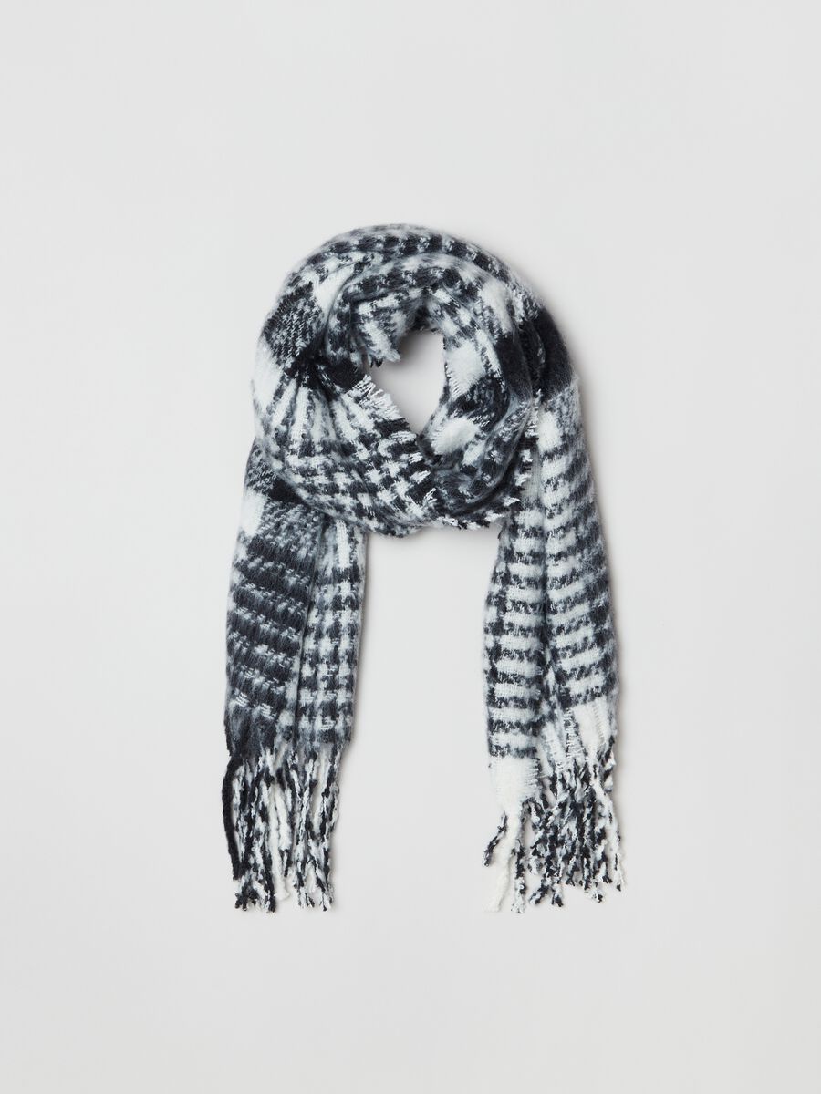 Scarf with houndstooth pattern_0