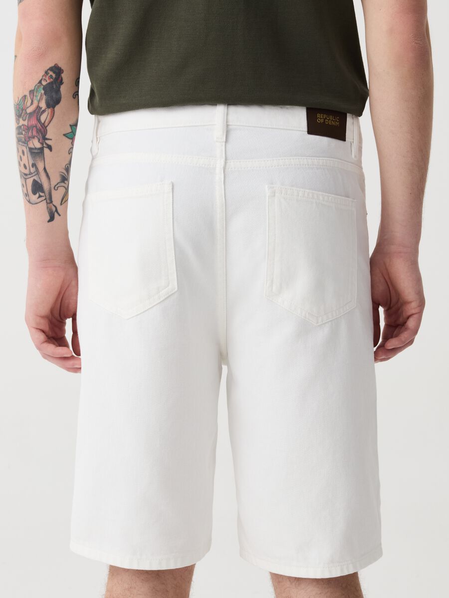 Baggy-fit Bermuda shorts in solid colour denim_2