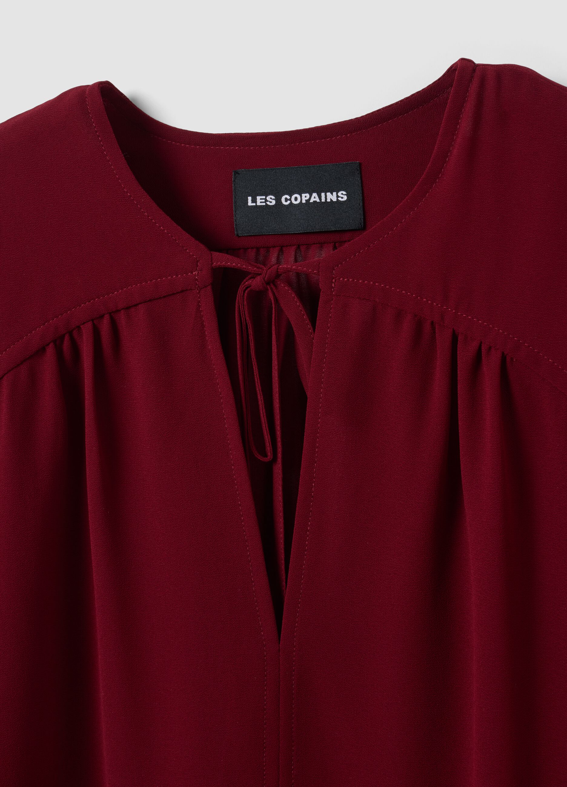 Rote Bluse in Regular Fit mit V-Ausschnitt und Bindeband