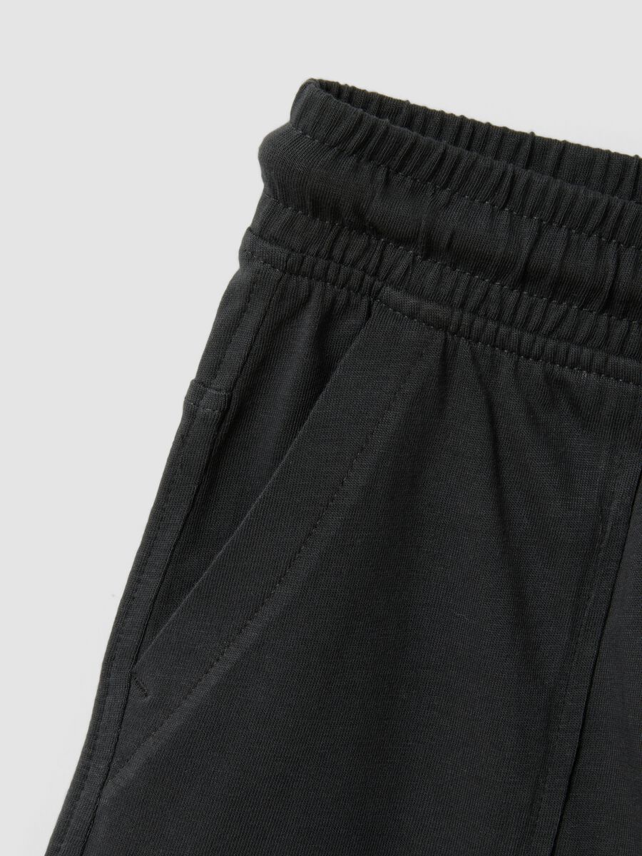 Short negro de algod&oacute;n org&aacute;nico con cintura el&aacute;stica_2