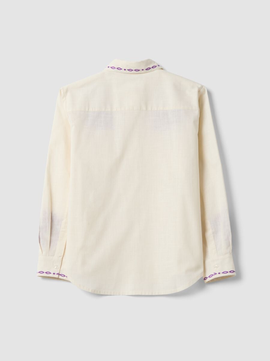 Wei&szlig;es Oversize-Hemd aus reiner Baumwolle mit violetter Stickerei_2