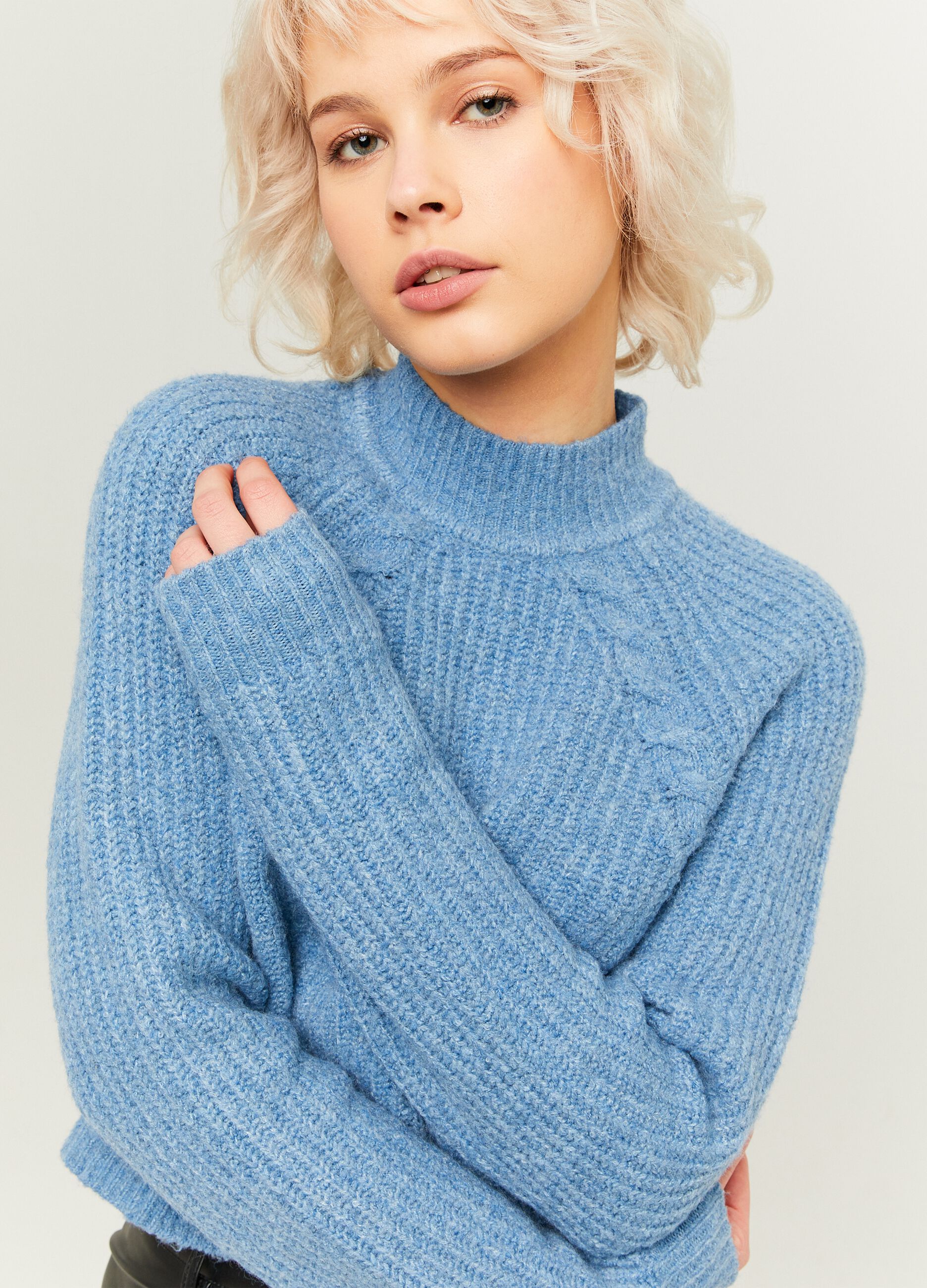 Ribbed crop pullover with cable-knit details