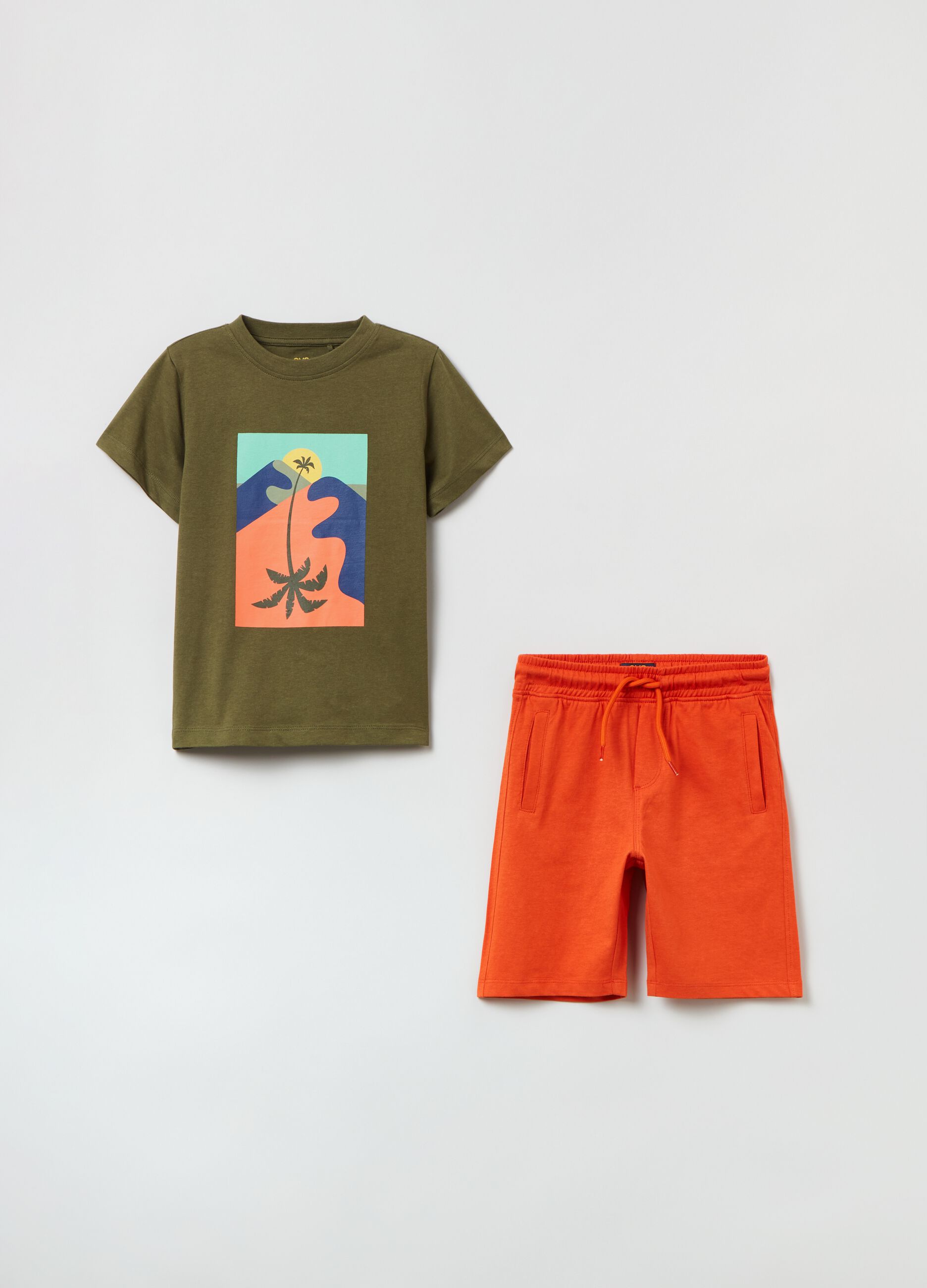 Jogging set consisting of T-shirt and shorts in cotton