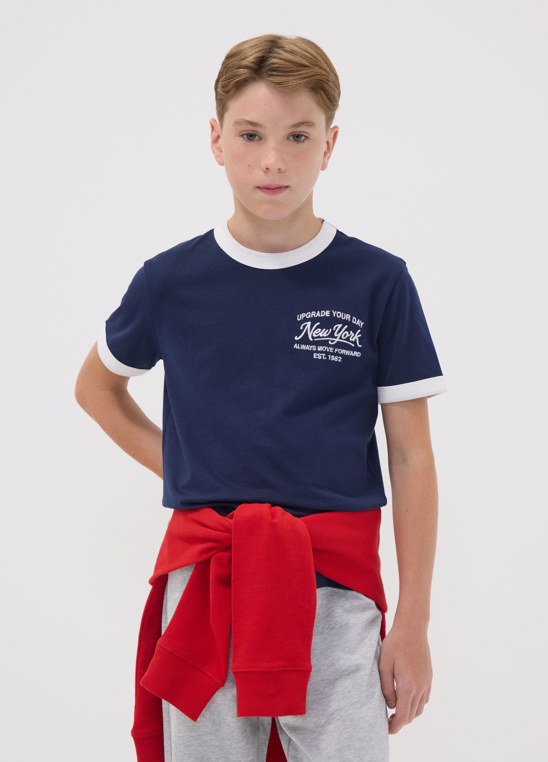 &Mu;&pi;&lambda;&epsilon; T-shirt &alpha;&pi;ό 100% &omicron;&rho;&gamma;&alpha;&nu;&iota;&kappa;ό &beta;&alpha;&mu;&beta;ά&kappa;&iota; &mu;&epsilon; &tau;ύ&pi;&omega;&mu;&alpha;, relaxed &epsilon;&phi;&alpha;&rho;&mu;&omicron;&gamma;ή &gamma;&iota;&alpha; &alpha;&gamma;ό&rho;&iota;&alpha;
