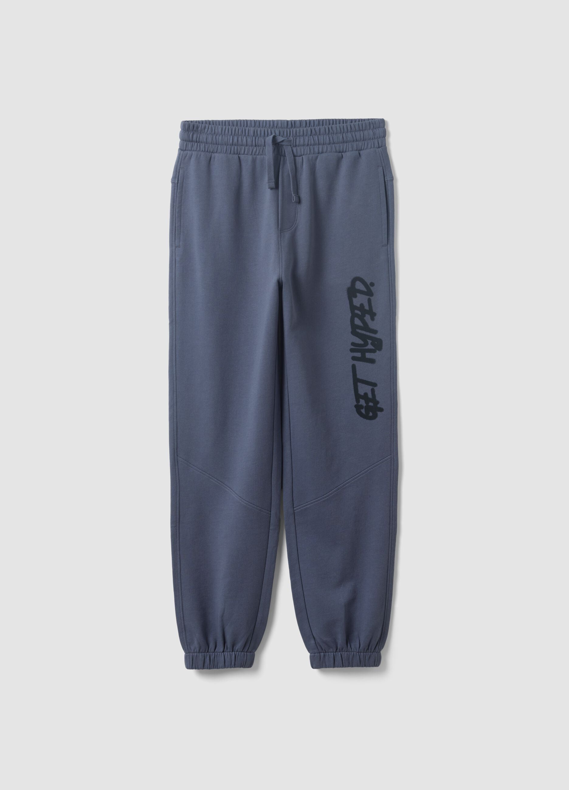 &Gamma;&kappa;&rho;&iota; oversized jogger &pi;&alpha;&nu;&tau;&epsilon;&lambda;ό&nu;&iota; &alpha;&pi;ό 100% &beta;&alpha;&mu;&beta;ά&kappa;&iota; &mu;&epsilon; &sigma;&tau;ά&mu;&pi;&alpha; "Get Hyped" &gamma;&iota;&alpha; &alpha;&gamma;ό&rho;&iota;