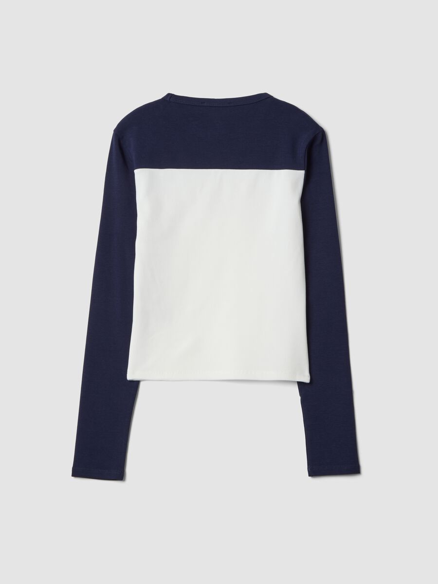 T-shirt bianca e blu in cotone elasticizzato con stampa frontale_6