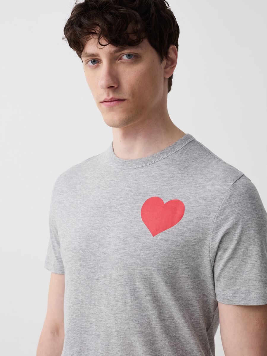 T-shirt con stampa cuore e lettering_0