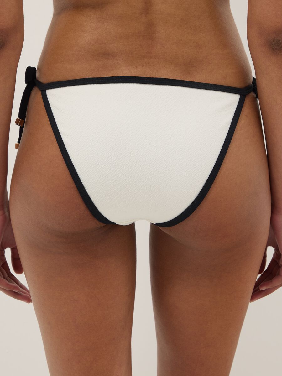 Schwarz-weisser Bikini-Slip aus Stretchmaterial mit seitlichen B&auml;ndern_2