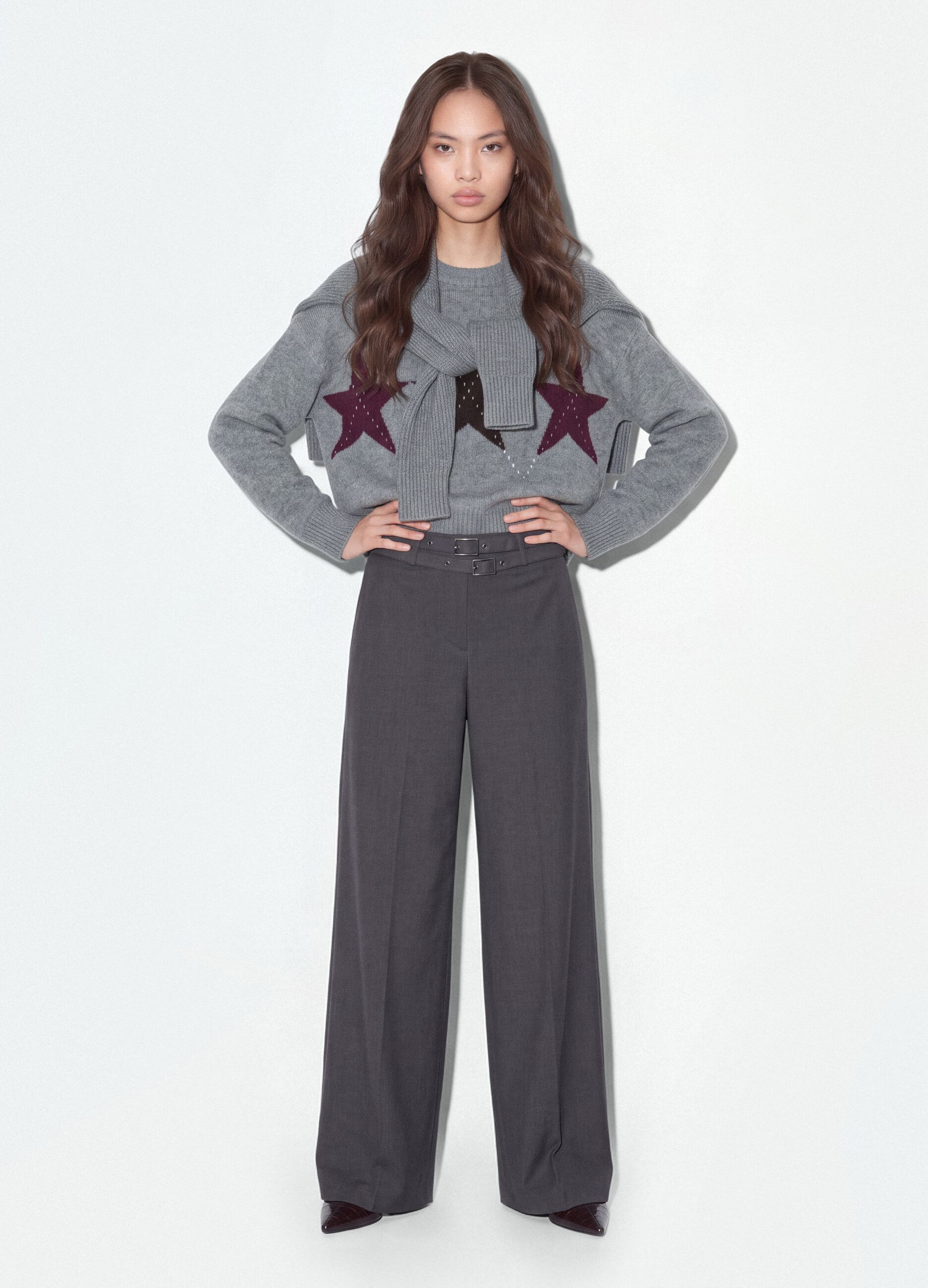 Maglia grigia in tessuto elasticizzato con motivo a stelle over fit