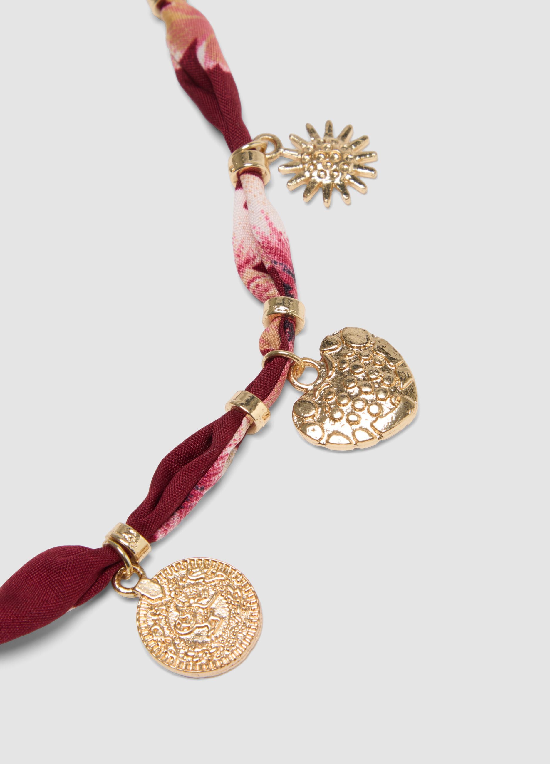 Rote Halskette mit Blumenprint und goldfarbenen Anh&auml;ngern