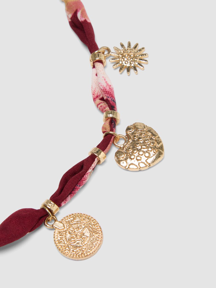 Rote Halskette mit Blumenprint und goldfarbenen Anh&auml;ngern_2