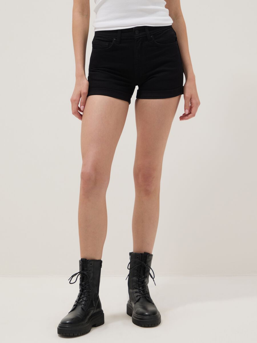 Schwarze Shorts aus Stretch-Baumwoll-Denim_2