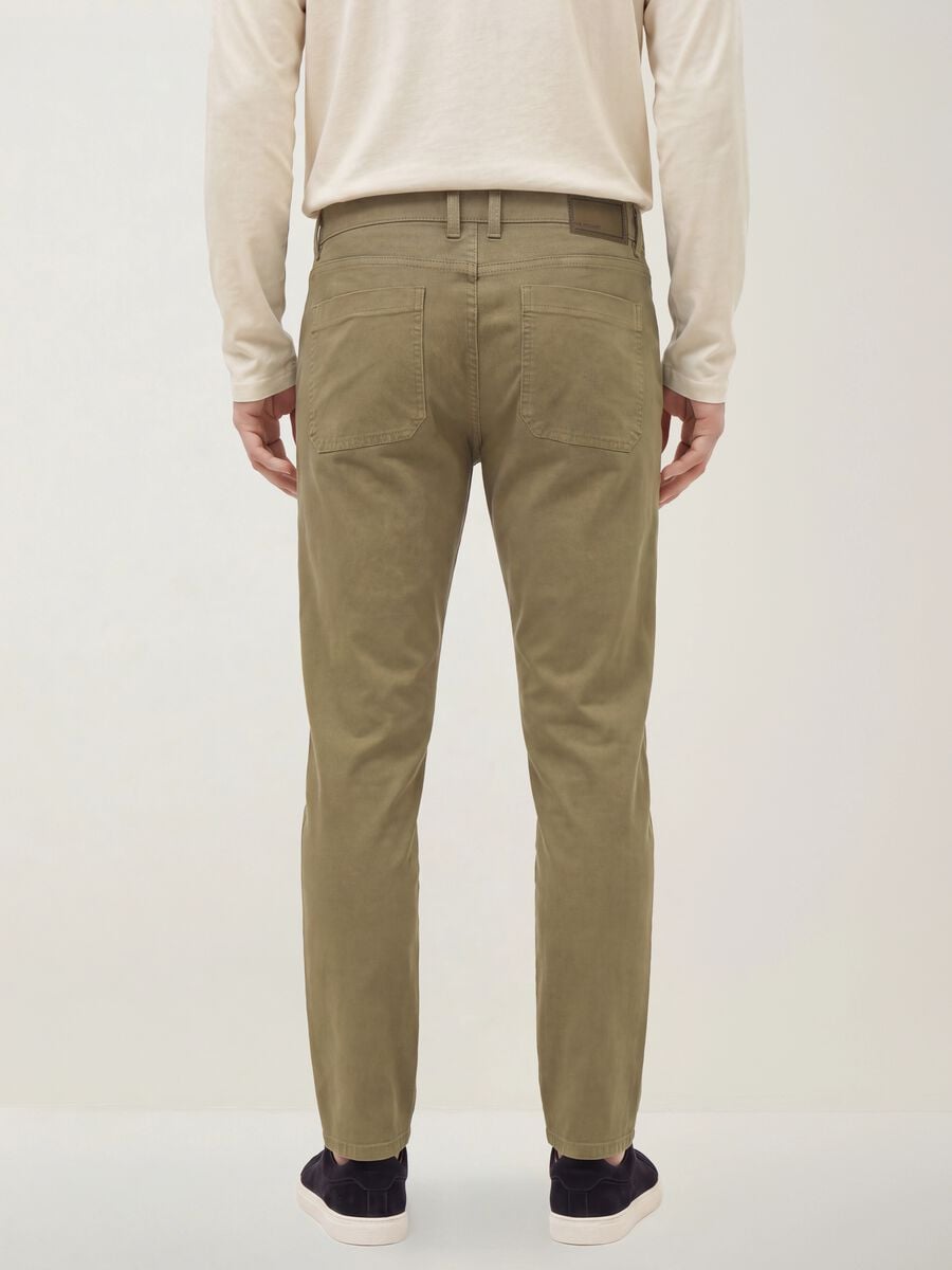 Pantaloni beige in twill di cotone elasticizzato carrot fit_3