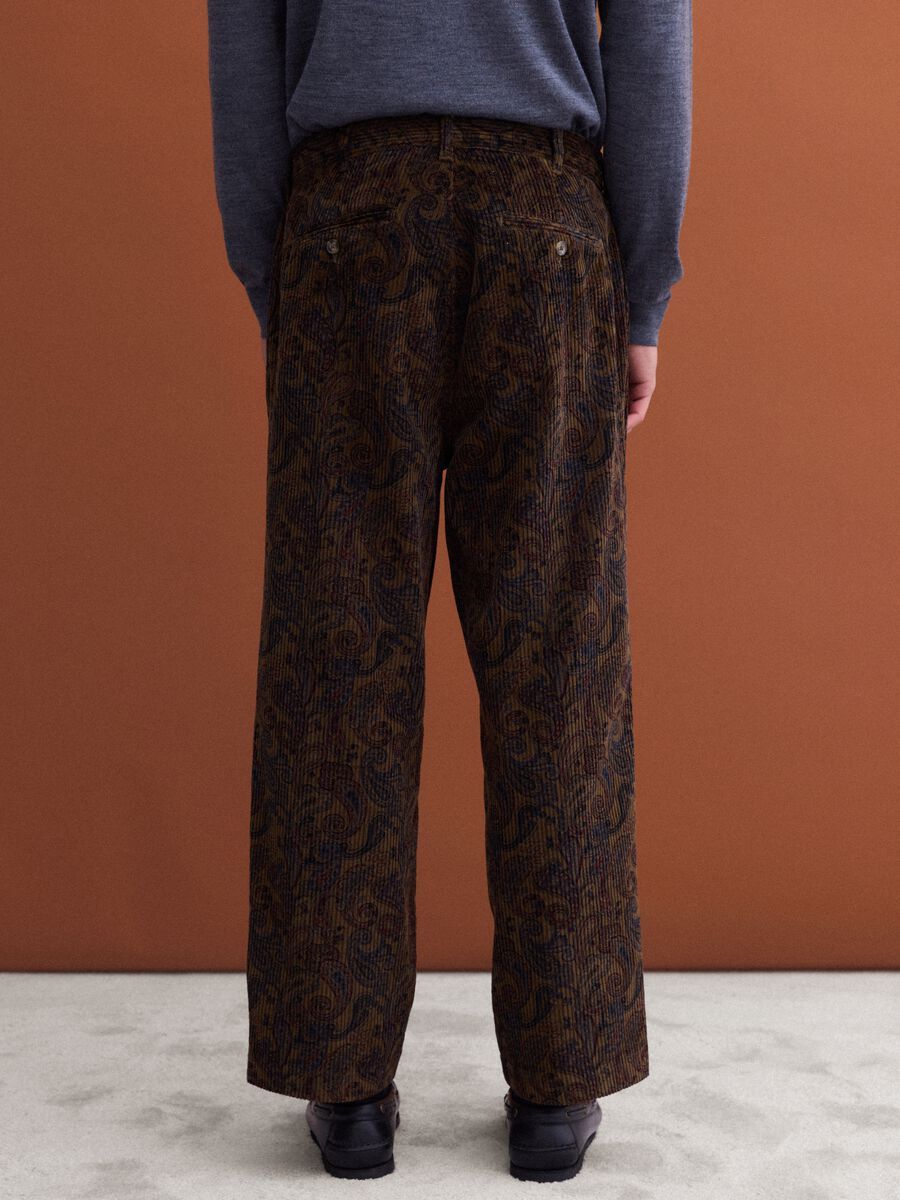 Pantaloni chino marroni in puro cotone con stampa paisley baggy fit_3