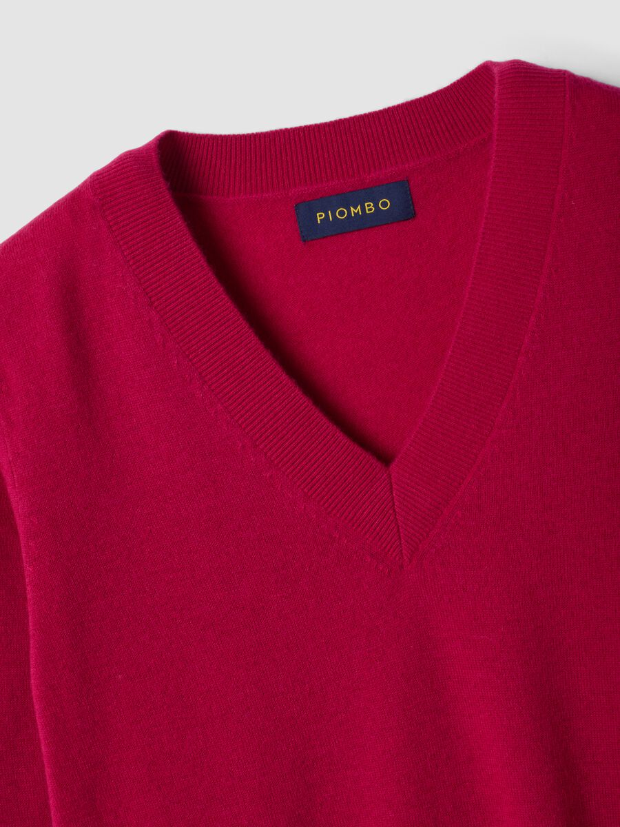 Maglia rossa in pura lana con scollo profondo a V_1