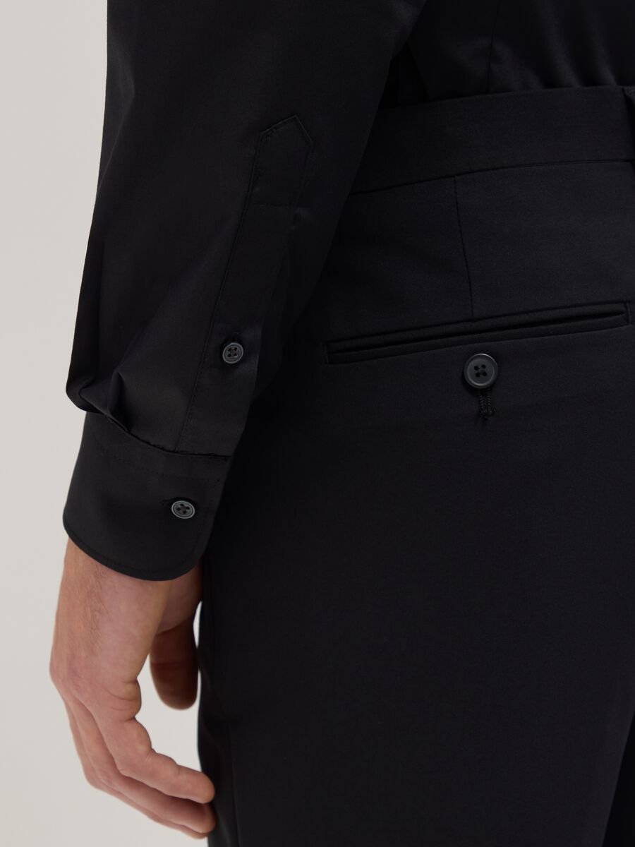 Black cotton blend slim fit easy iron shirt_3