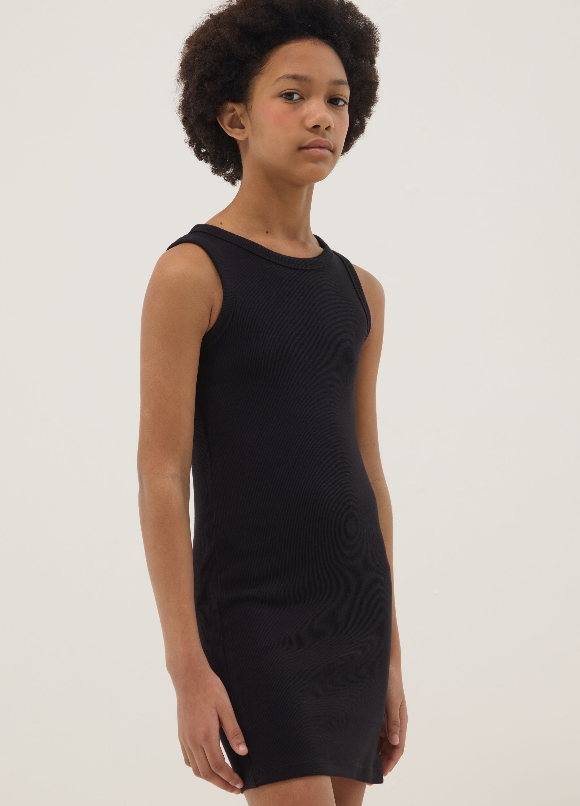 &Auml;rmelloses, figurbetontes M&auml;dchenkleid aus schwarzem Stretch-Baumwolle