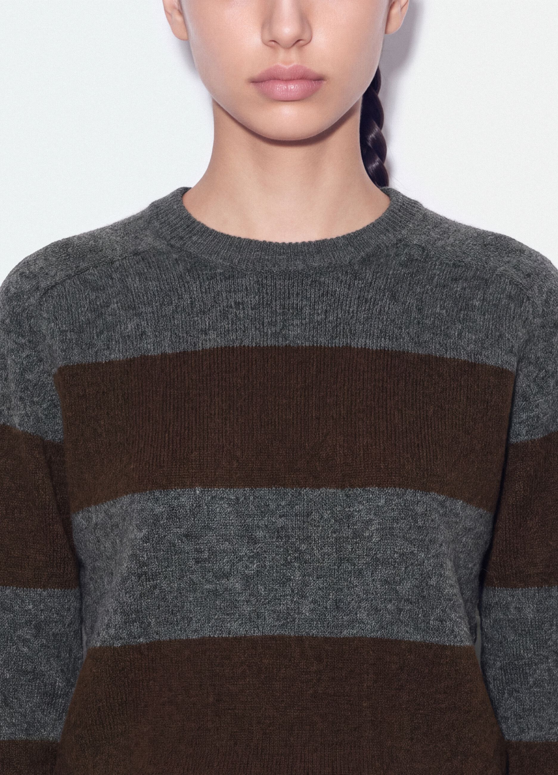 Grauer gestreifter Crewneck-Pullover aus elastischer Wolle