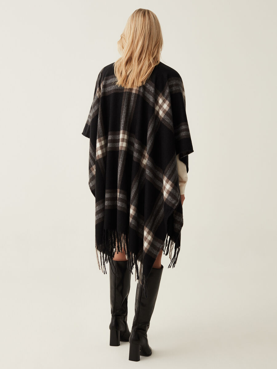 Check poncho with fringe_2