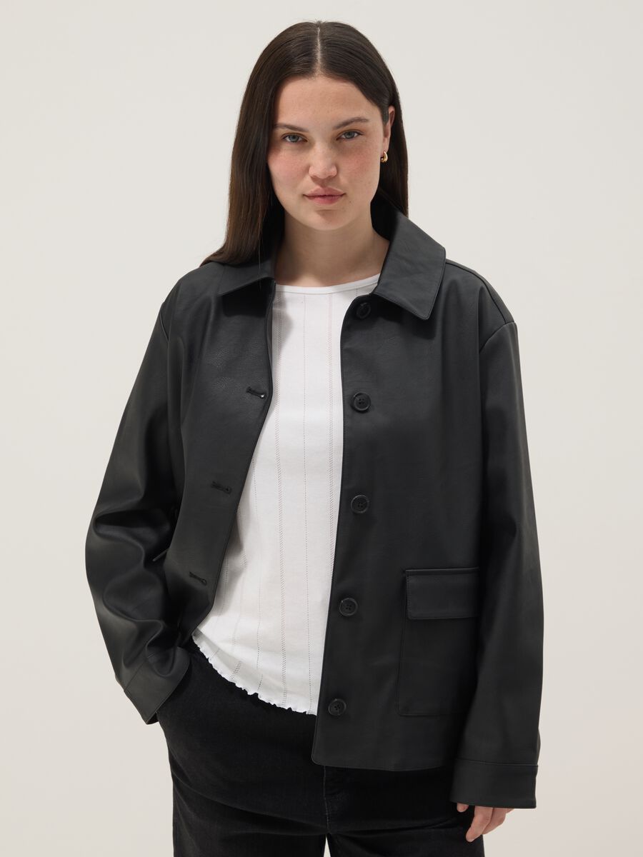 Schwarze Regular-Fit-Jacke mit Kn&ouml;pfen und aufgesetzten Taschen_0