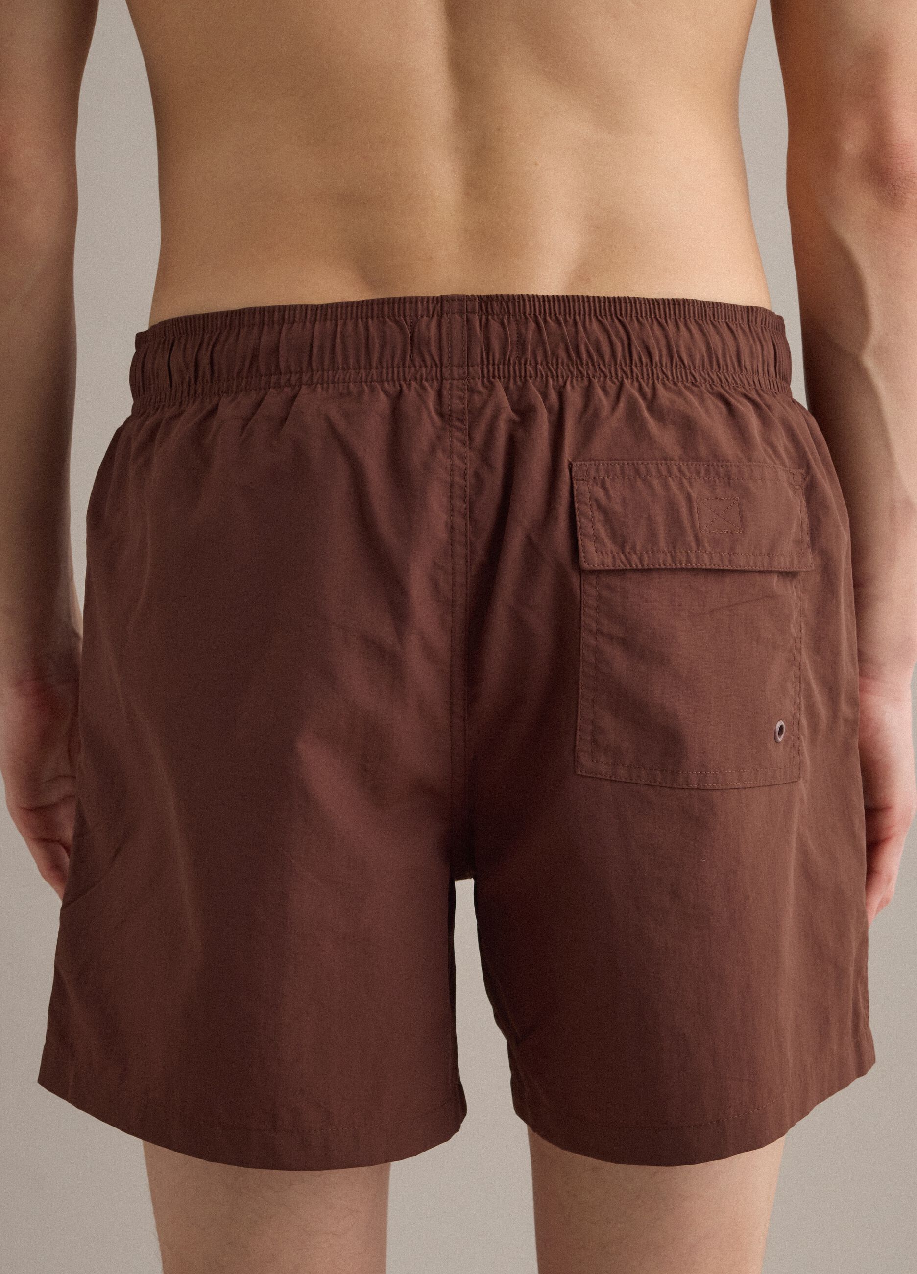 Braune Badeshorts mit elastischem Bund und Kordelzug