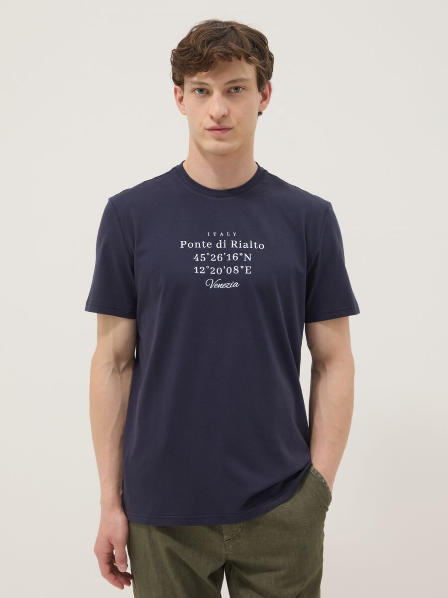 Blaues Regular-Fit T-Shirt aus reiner Baumwolle mit Frontprint_0
