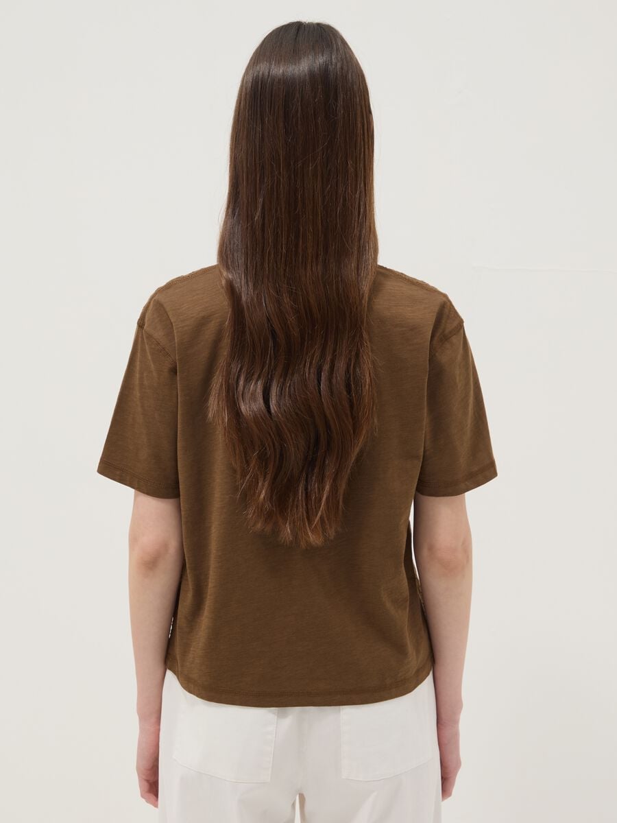Camiseta marr&oacute;n de puro algod&oacute;n con bordado sangallo_3