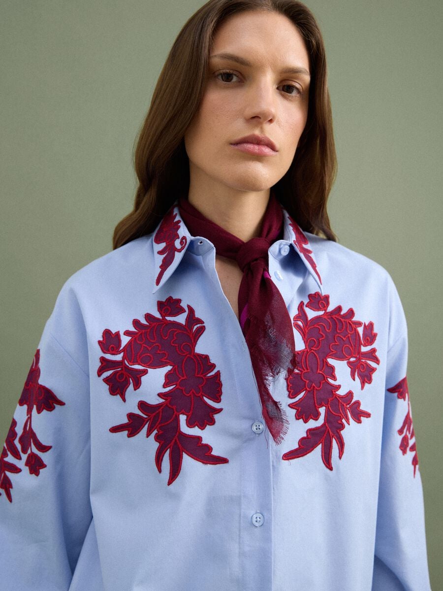 Camicia azzurra in popeline di puro cotone con ricami floreali regular fit_0