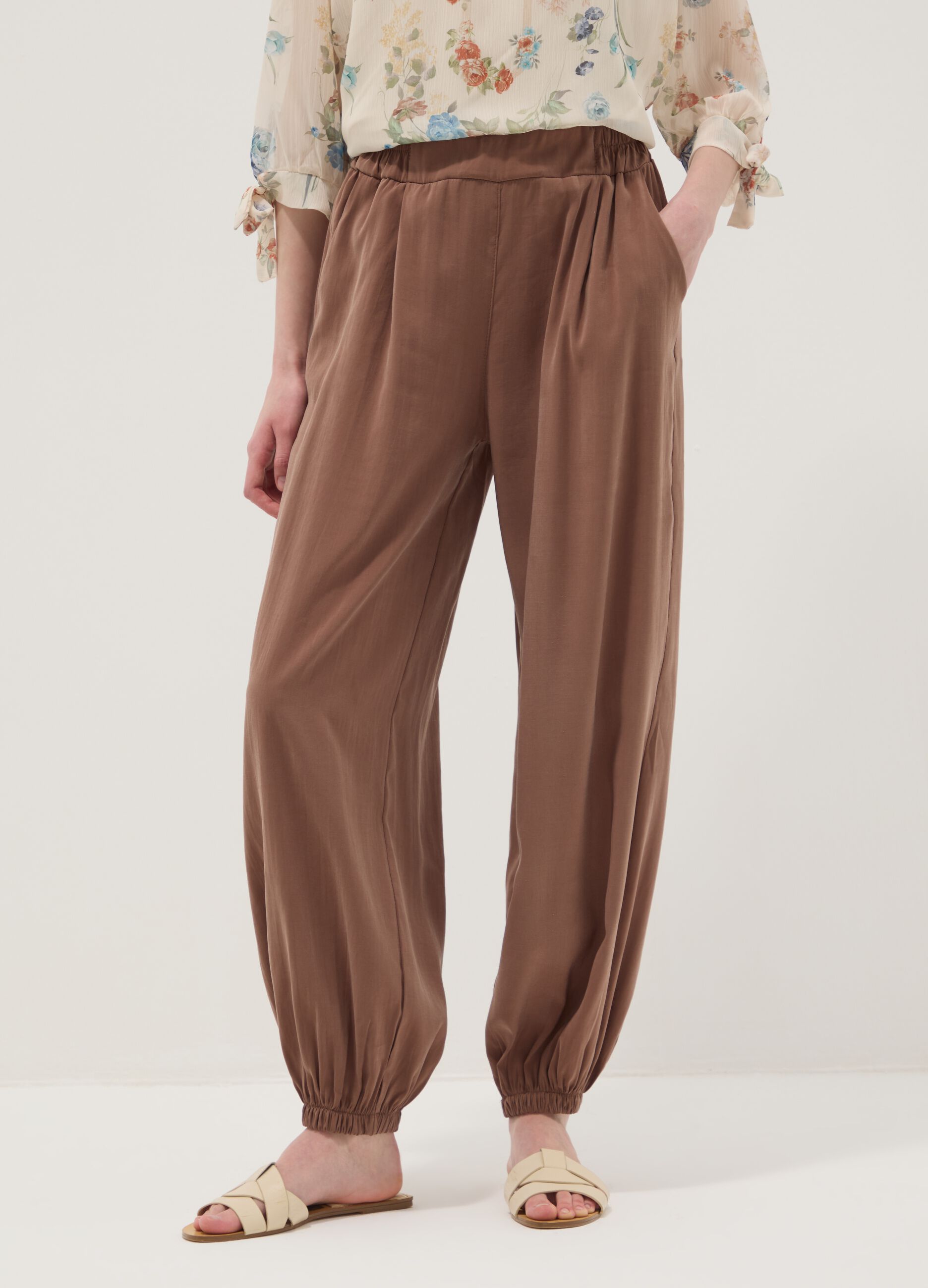 Braune Hose aus Viskosemix mit elastischen B&uuml;ndchen, Regular Fit