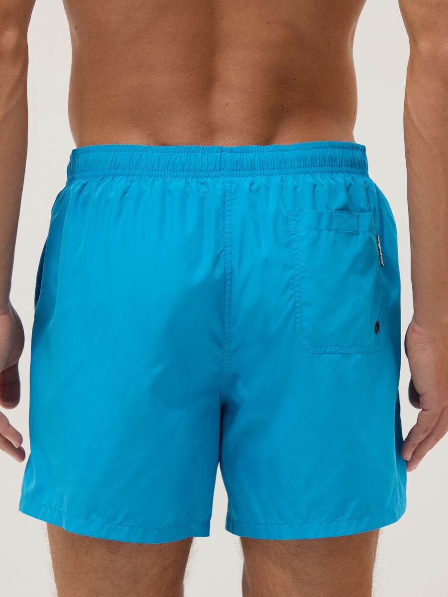 Ba&ntilde;ador tipo bermuda azul con cintura el&aacute;stica y cord&oacute;n_3